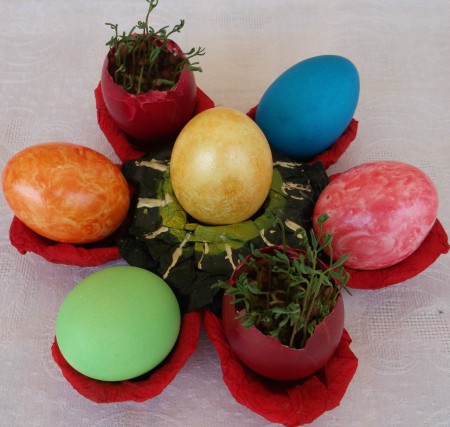 Η παπαρουνοαυγοθήκη με τα βαμμένα αυγά και τα (φυτρωμένα πλέον) αυγογλαστράκια!