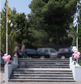 Λουλουδάκια από μπαλόνια στην είσοδο του προαυλίου της εκκλησίας