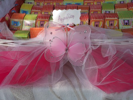 Εστίαση στο καλάθι με τις μπουμπουνιέρες! Οι μπουμπουνιέρες από το Χαμόγελο του παιδιού, ο στολισμός δικός μου!