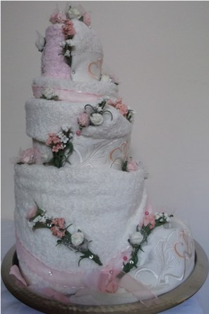 Περιστρέφοντας περισσότερο, διακρίνουμε το δεύτερο πλαϊνό της τούρτας... 