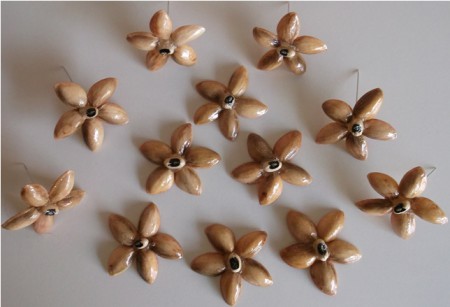 Λουλούδια από κελύφη φιστικιών Αιγίνης, με ή χωρίς καρφιτσούλα, ανάλογα πως θέλουμε να τα χρησιμοποιήσουμε...