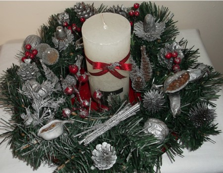 Χριστουγεννιάτικη πιατέλα με λευκό κερί και διακόσμηση σε ασημί!