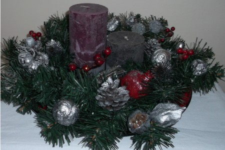 Χριστουγεννιάτικη πιατέλα με 2 κεριά και διακόσμηση σε ασημί!