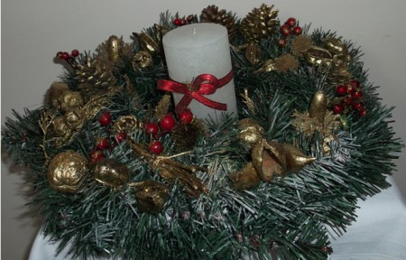 Χριστουγεννιάτικη πιατέλα με λευκό κερί και διακόσμηση σε χρυσαφί!