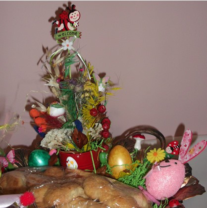 Πασχαλινή Πιατέλα 2 - Η δεξιά μεριά της πιατέλας, κυριαρχεί το κασπώ με το μπουκέτο αποξηραμένων... 