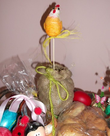 Πασχαλινή Πιατέλα 2 - Η αριστερή μεριά, κυριαρχεί το σακί με τα σοκολατένια αυγουλάκια!