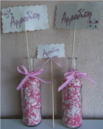 Καρτελάκια με το όνομα της μικρής Αφρδιτούλας...