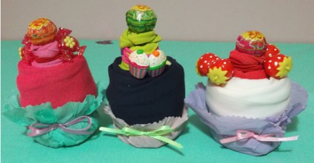 3 ΜπλουζοCupCakes... Από 2 μπλουζάκια, λαστιχάκια μαλιών, γλειφιτζούρι και βάση γκοφρέ!