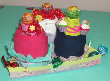 Τα μπλουζοCupCakes στη χειροποίητη τριγωνική βάση, μαζί με καραμελίτσες...