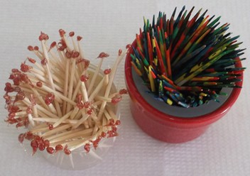 Πολύχρωμες οδοντογλυφίδες για τον μπουφέ...